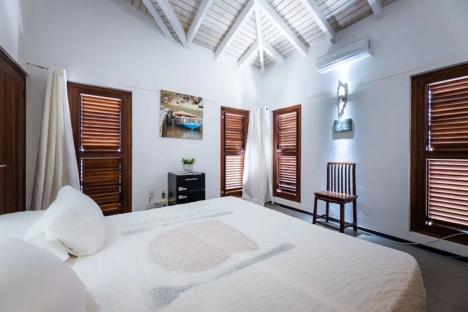 Beautiful Villa With Pool Near the Beach for Groups