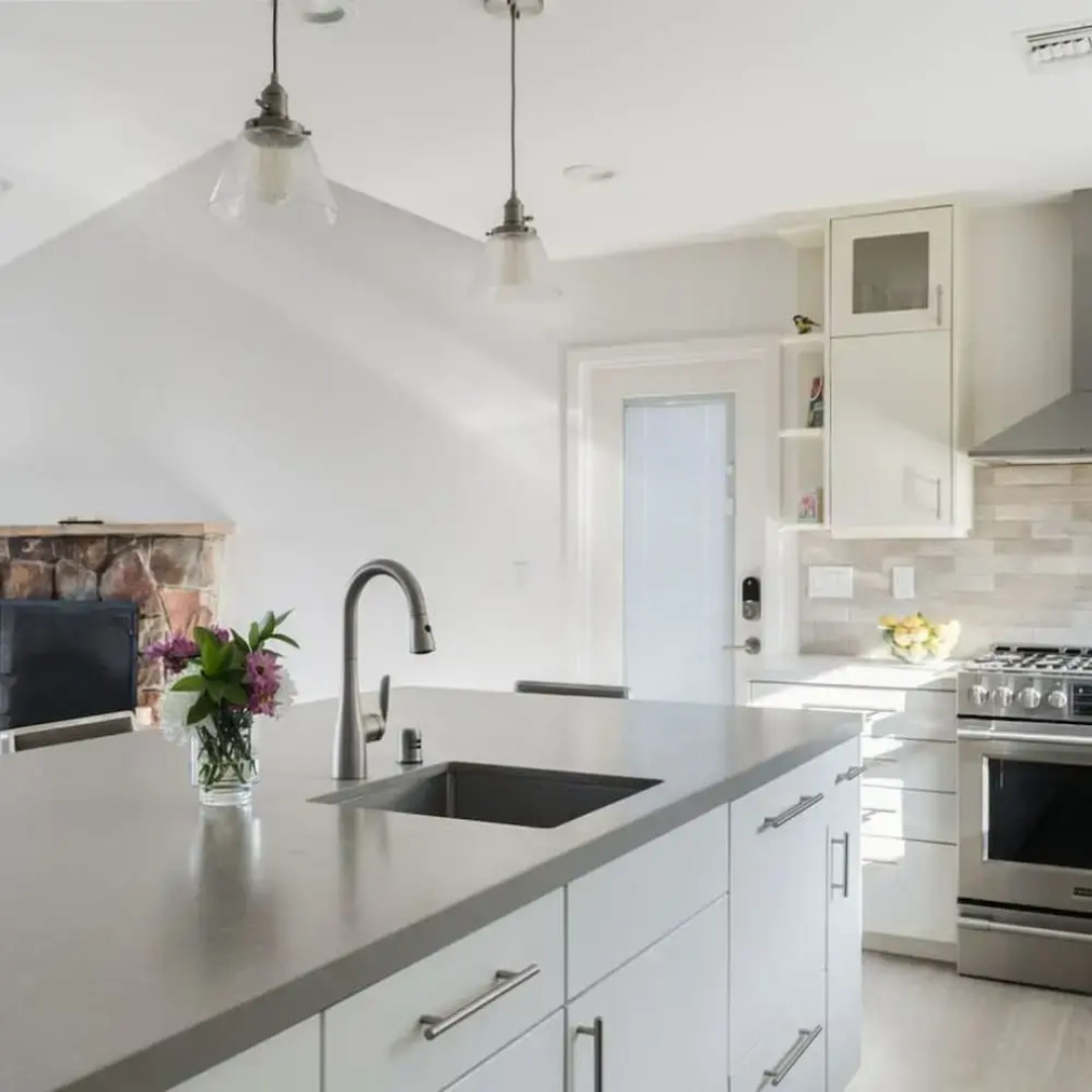 Spacious and Bright 5-bedroom Oasis Pool and Yard