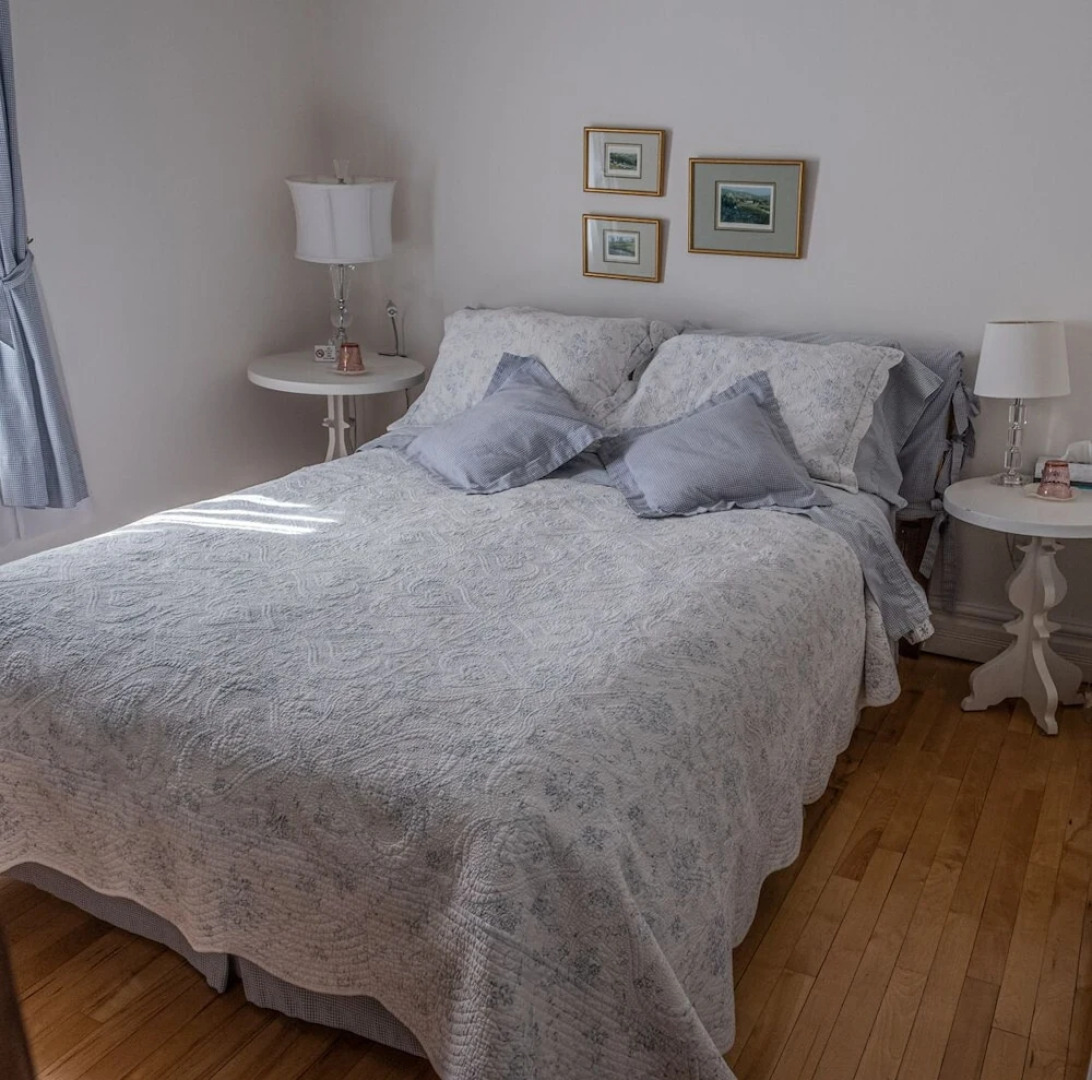 Une Fleur au Bord de l'Eau