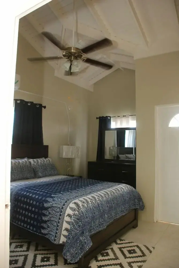 The Discovery Bay Lux Apartment