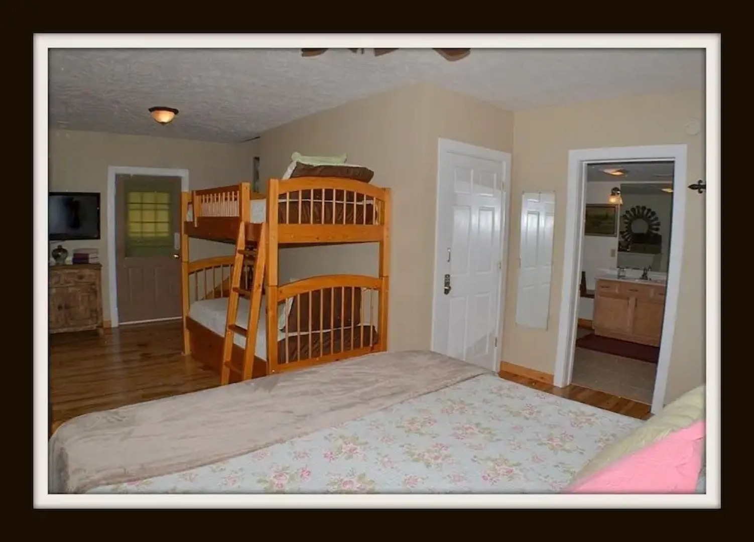 Heintooga - 2 Br cabin by RedAwning