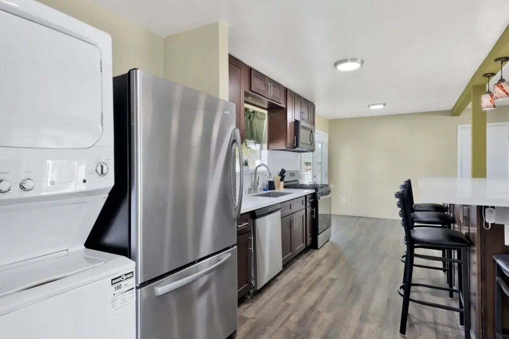 1900 - The Farmhouse Experience 4 Bedroom Home by RedAwning