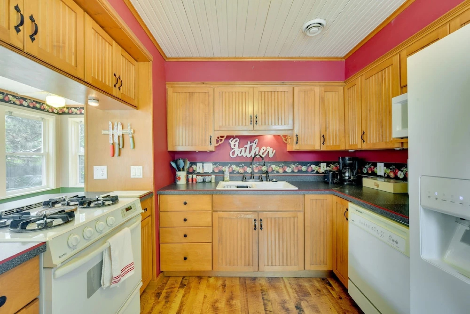 Lakefront Wisconsin Home - Deck, Fire Pit & Kayaks
