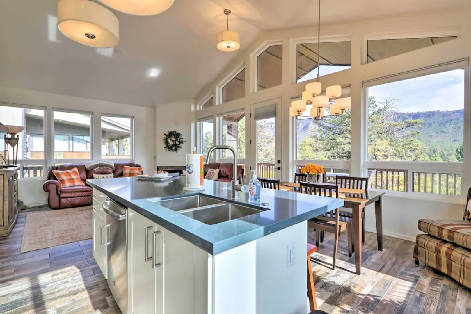 Hot Tub, Deck & Mtn View: Lavish Cabin in Pine!