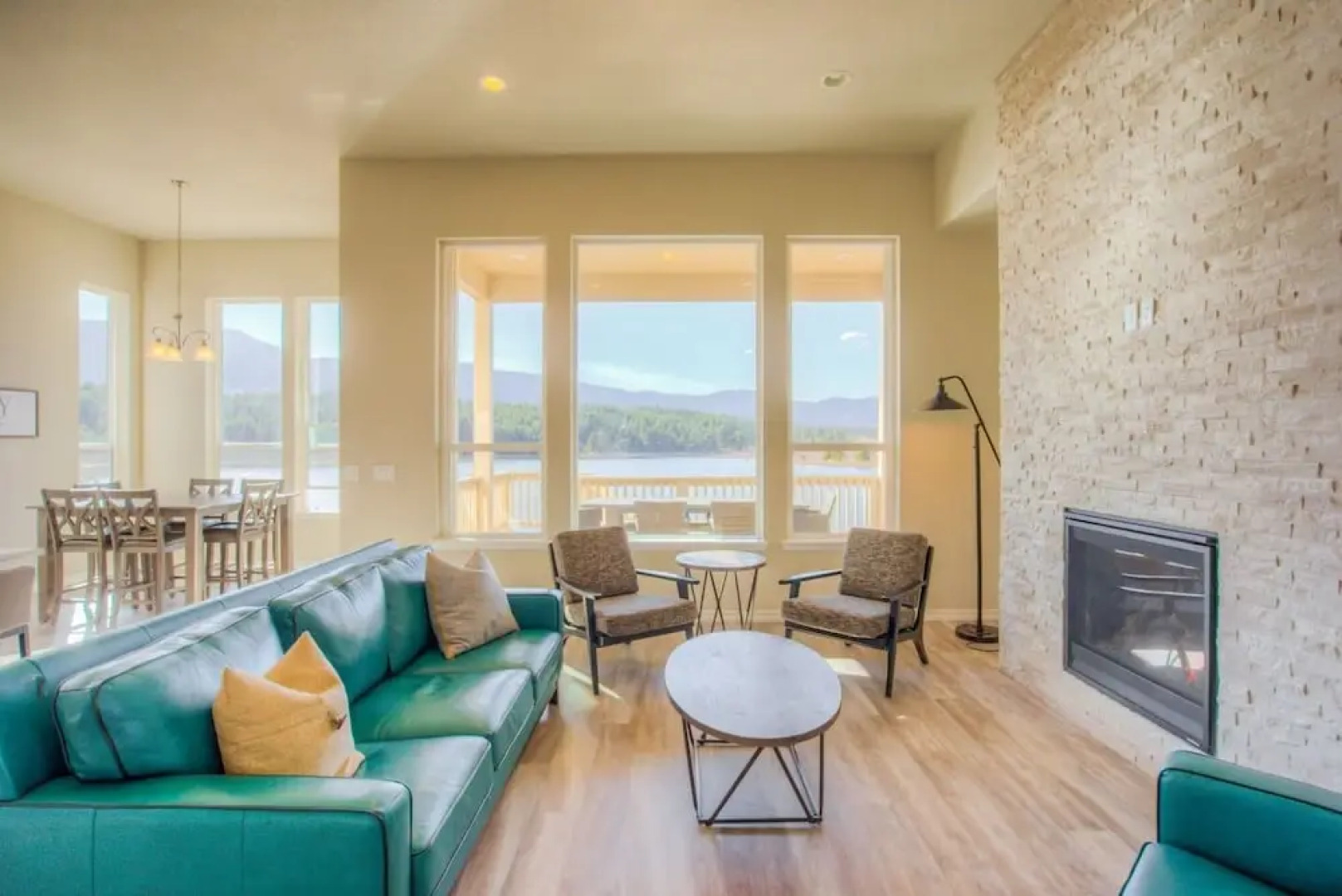 Lakeside Mountain Spectacular! Hot-tub-luxurious