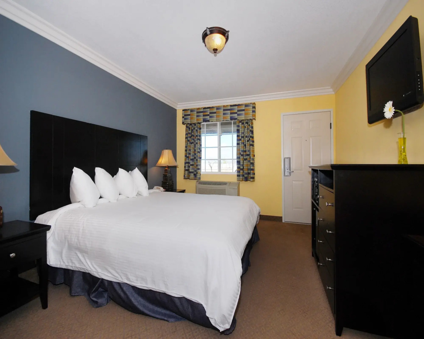 Solaire Inn & Suites