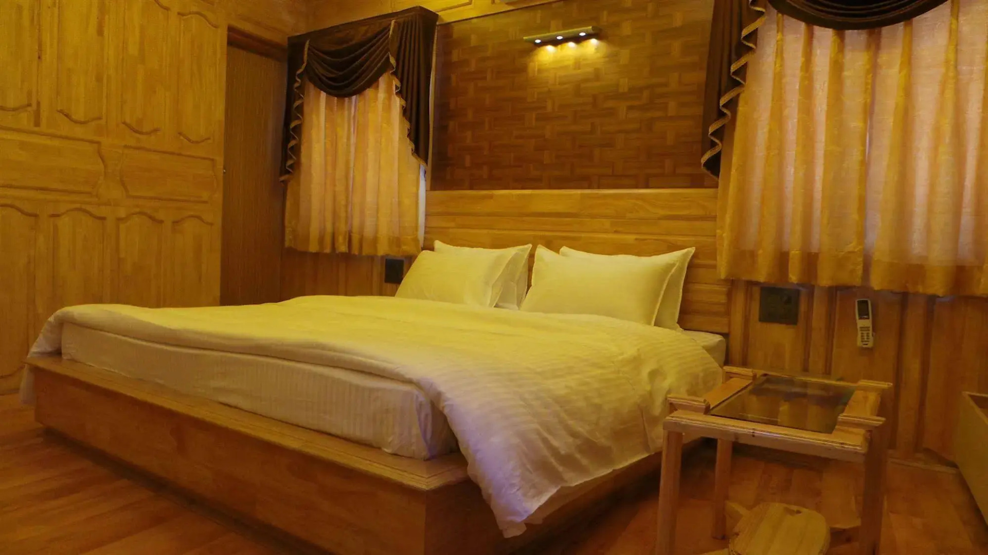 Shamyana Lodge and Restaurant