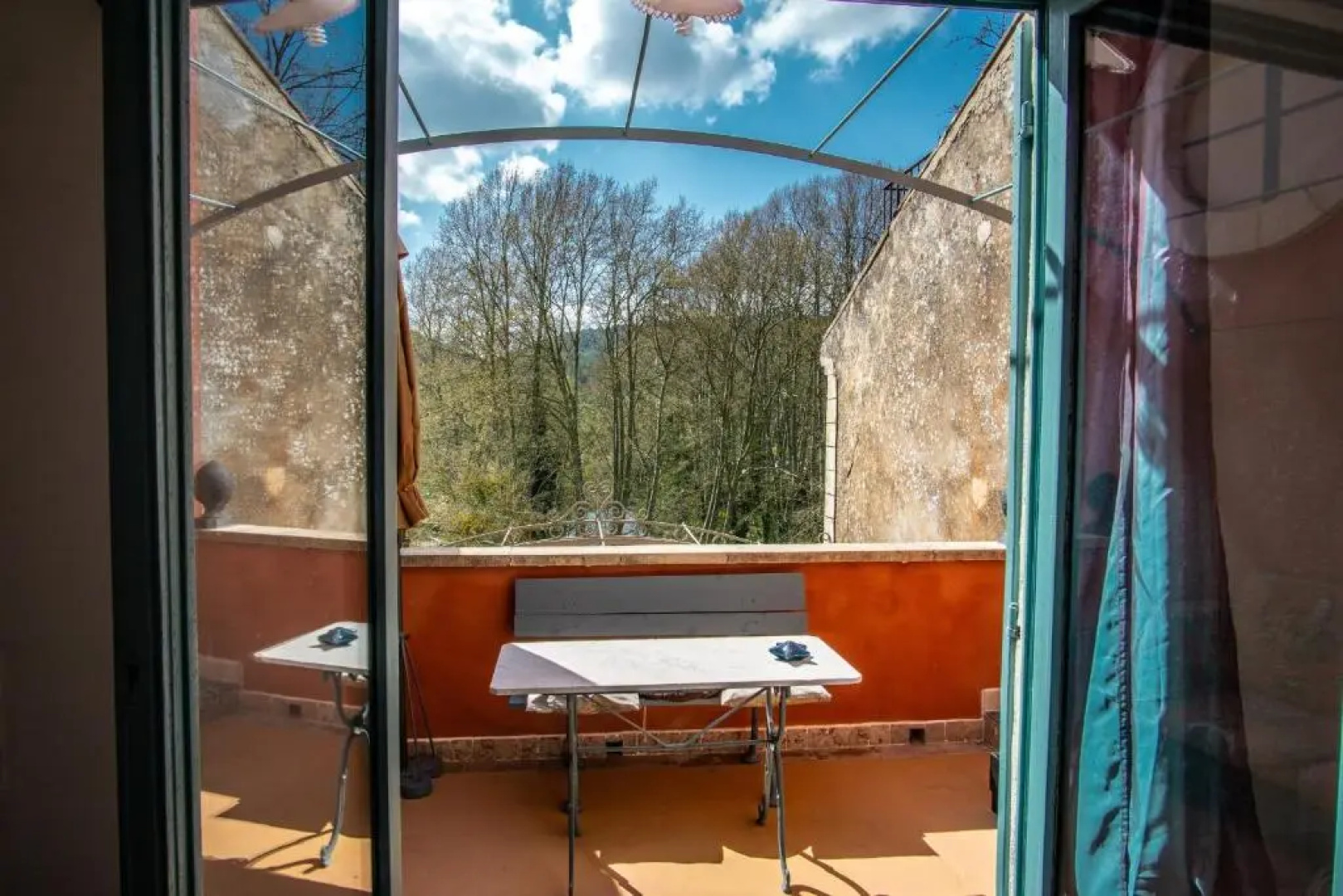 Plein Sud - Appartement de charme avec terrasse à Fontaine-de-Vaucluse