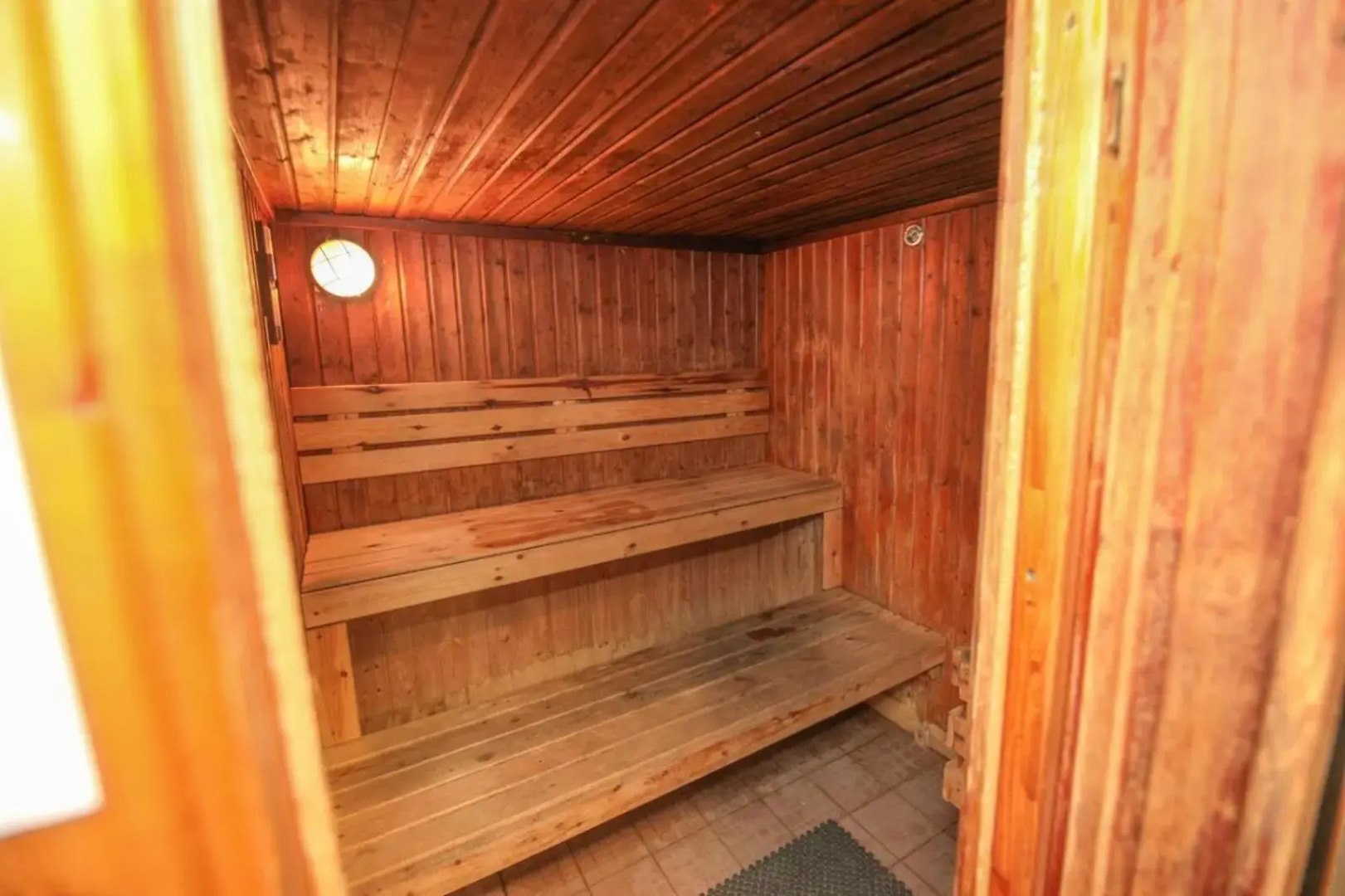 מול הים בקיסריה