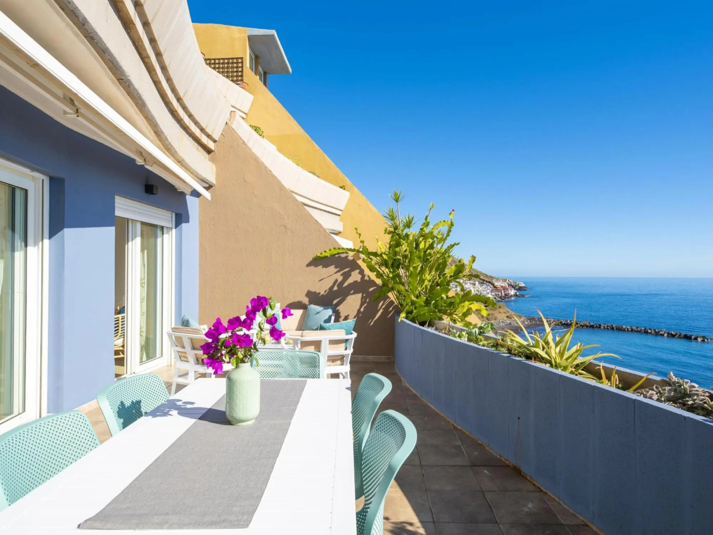 Beach apartment with terrace and private parking
