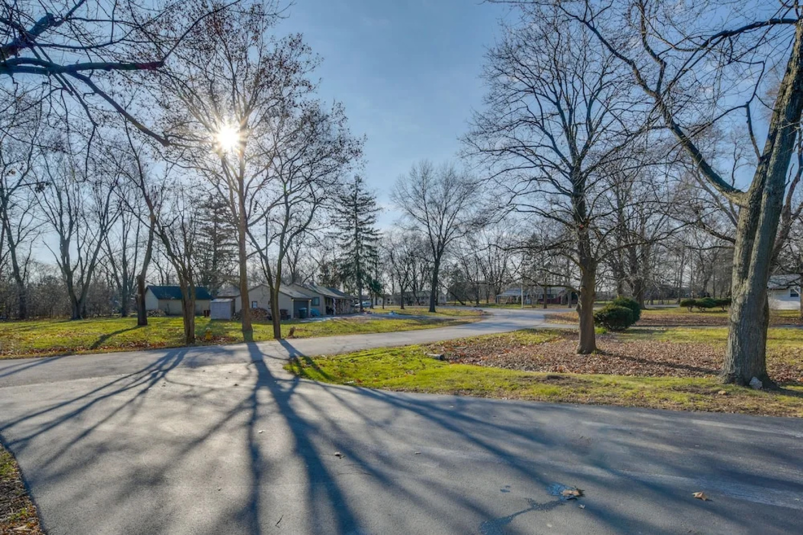 Country Club Hills Home: Walk to Rec Center!