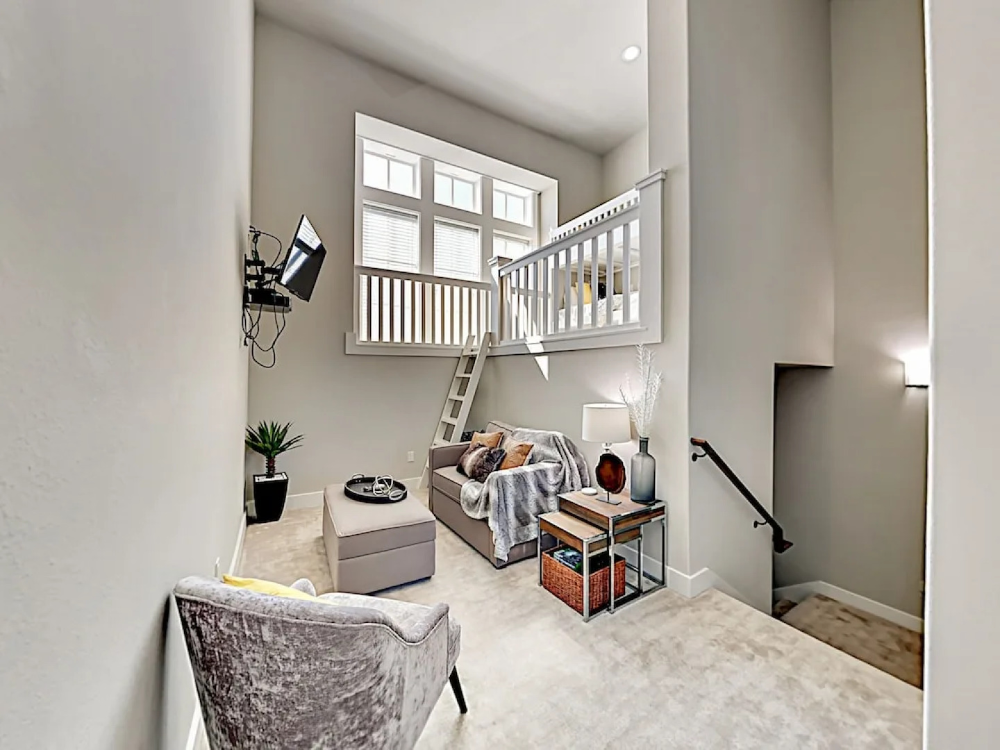 Luxe Waterfront - 3 Br Home