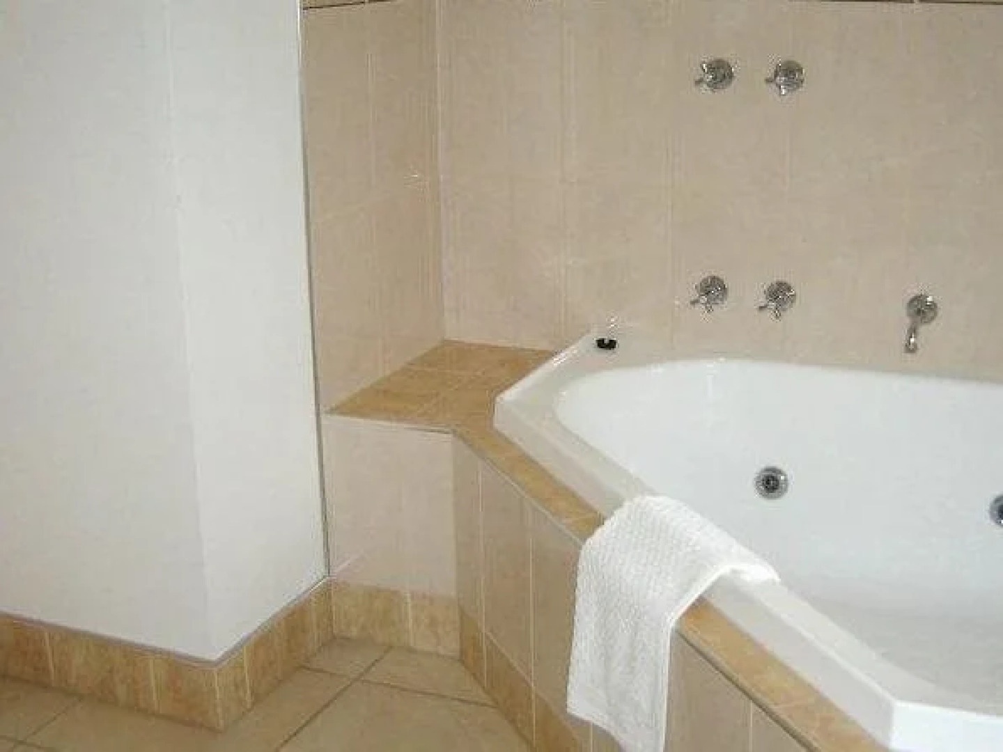 Arches Spa Apartments & Complex