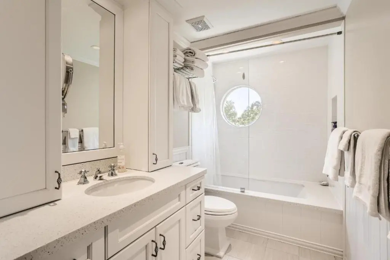 Bibi's Guesthouse 2 Bed/ 2 Bath Pool House 2 Bedroom Home by Redawning