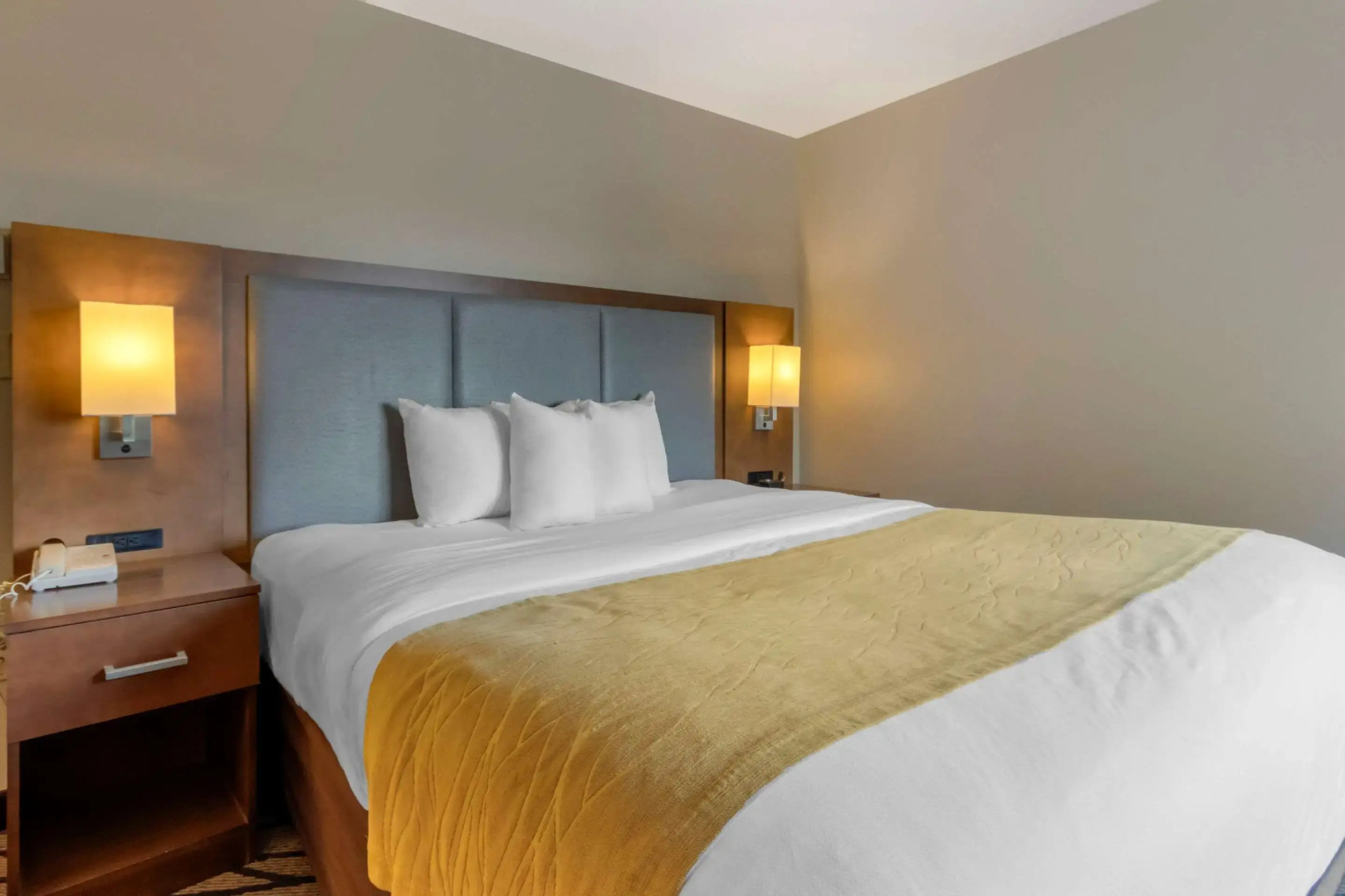 Comfort Inn & Suites Market - Airport