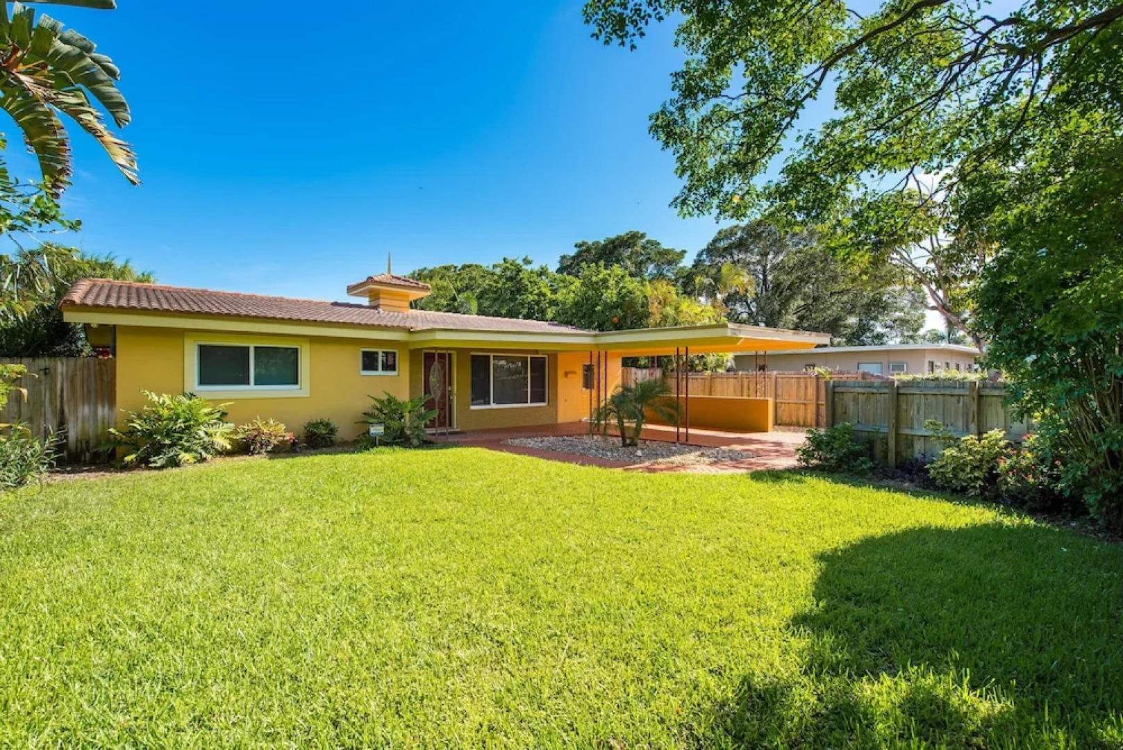 Lush Oasis Home - 2 Br home by RedAwning