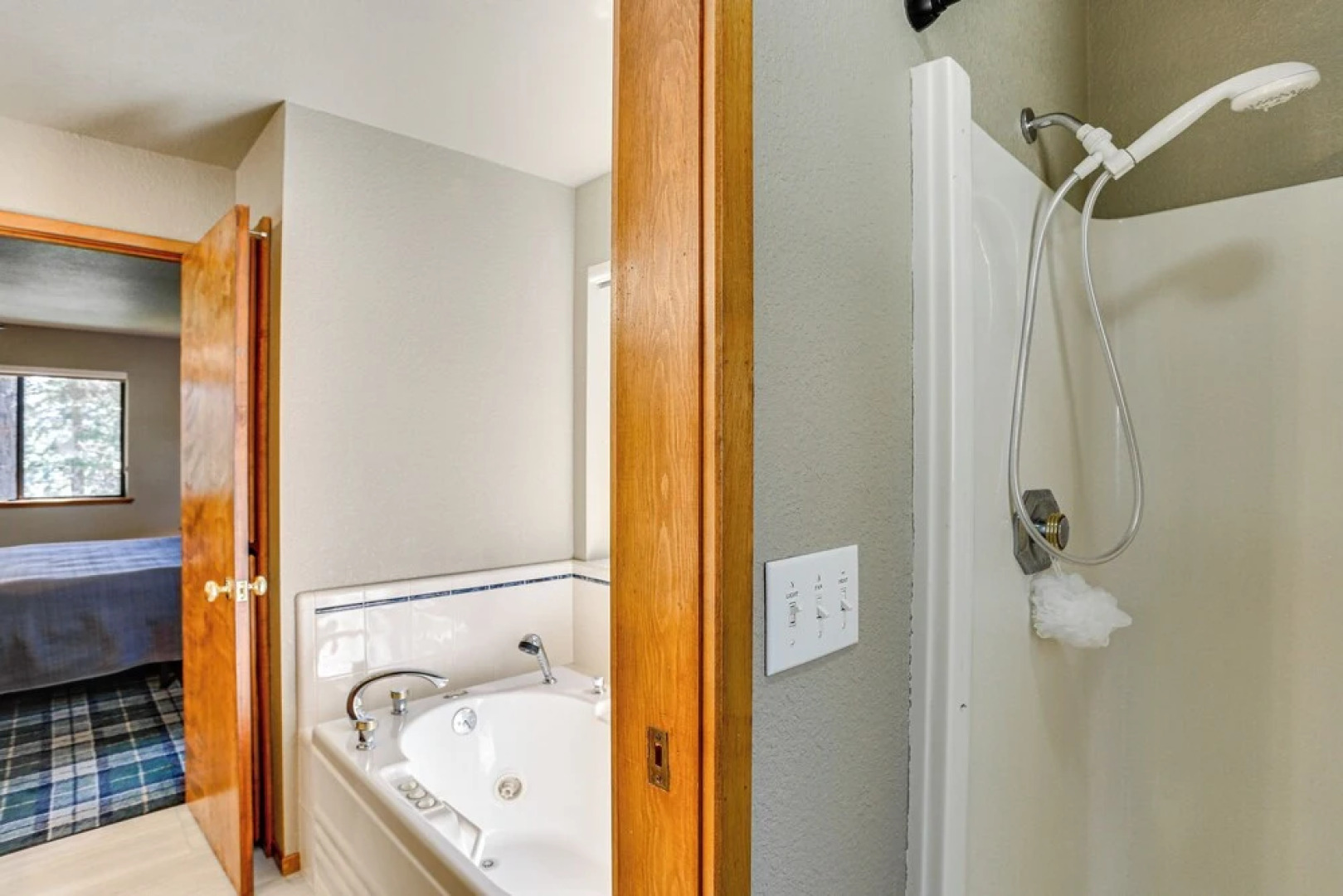 Spacious Retreat w/ Backyard: 1 Mi to Lake Almanor