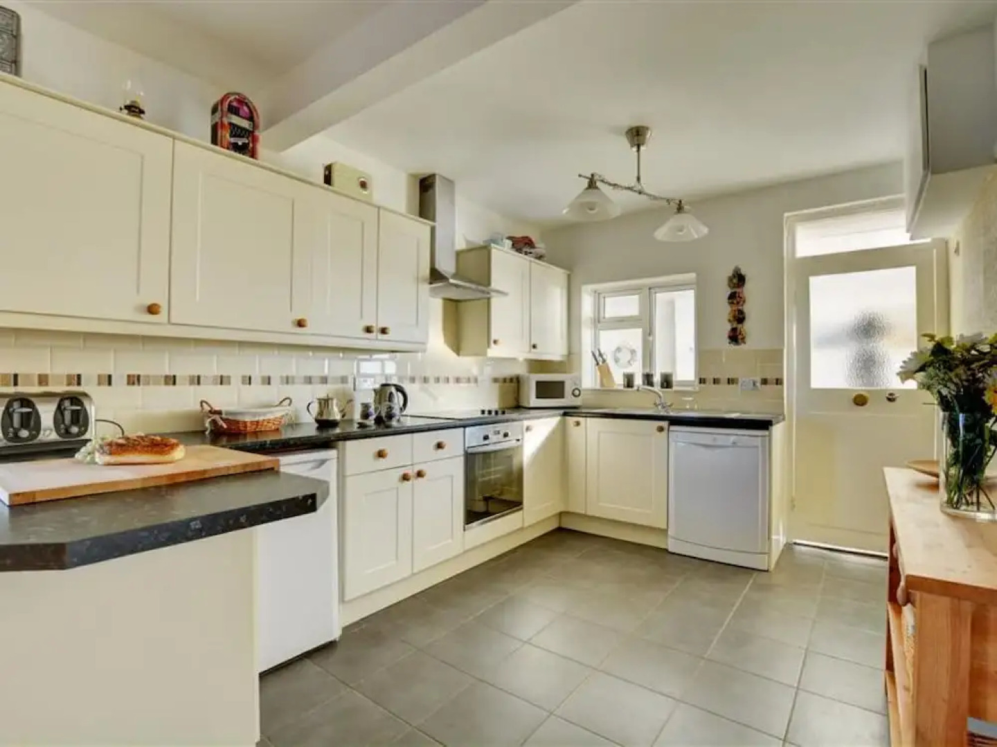 Detached Holiday Home With Garden and Unhindered View of Beautiful Nature and sea