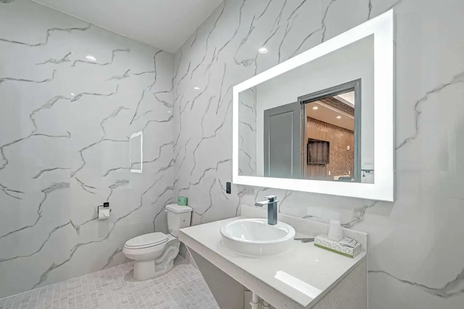 Comfeeni Inn and Suites