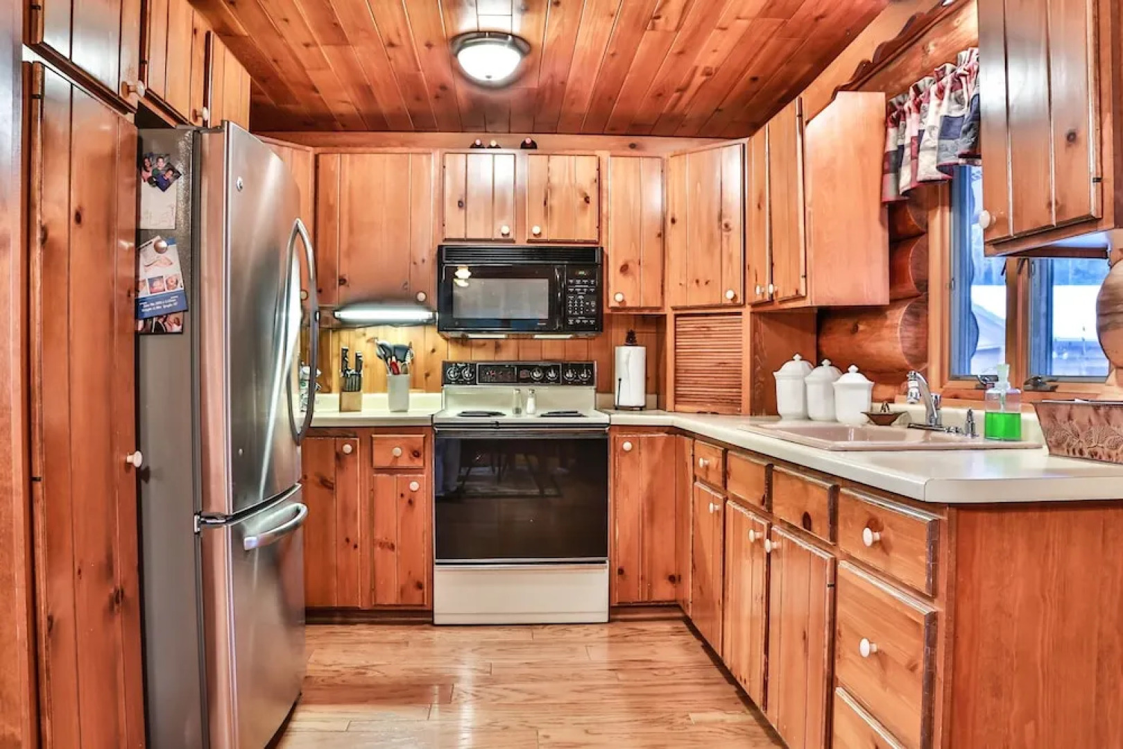 Bear Cave & Cubs Den - 4 Br Cottage