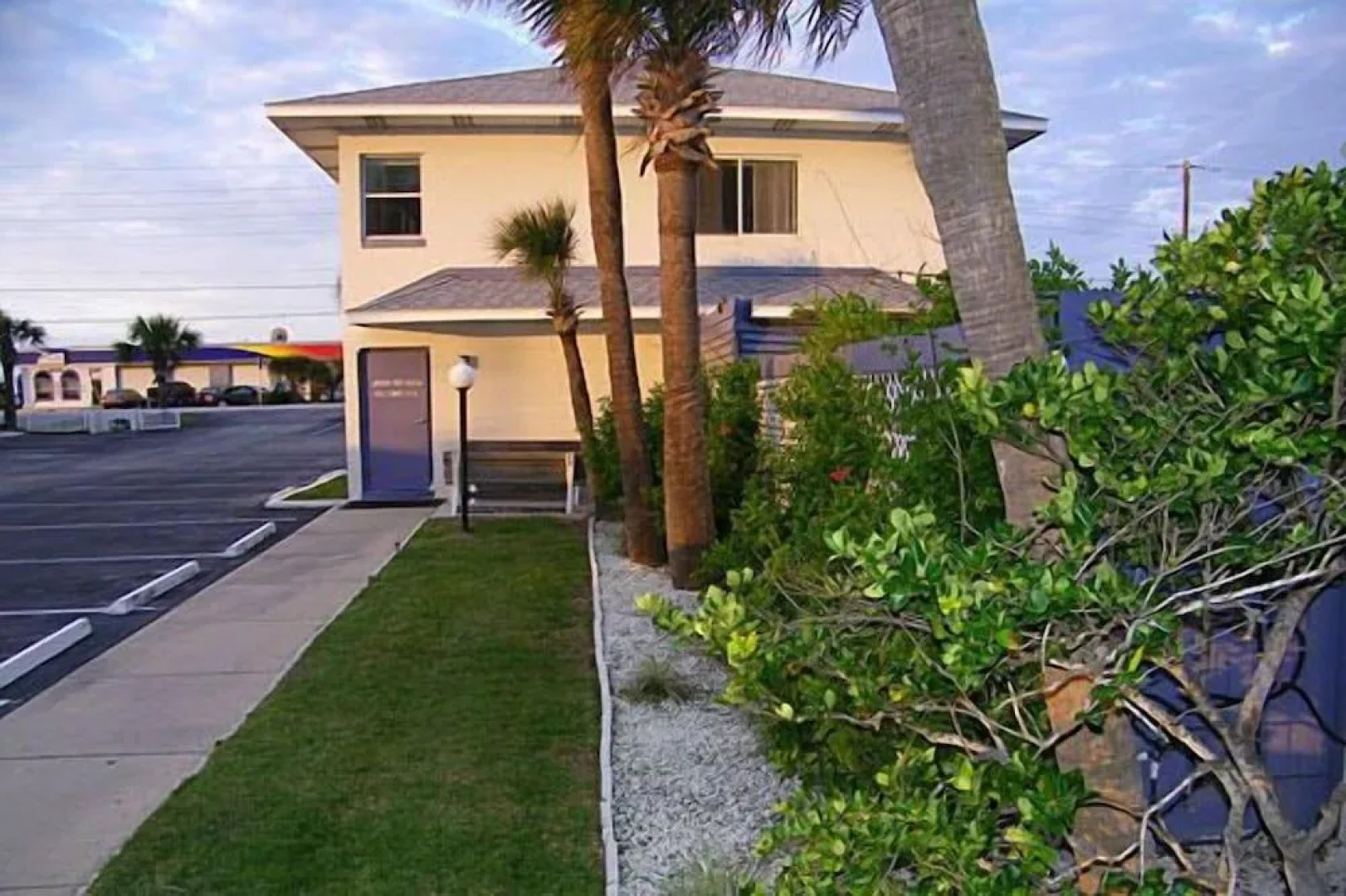 Traders Inn Beach Club