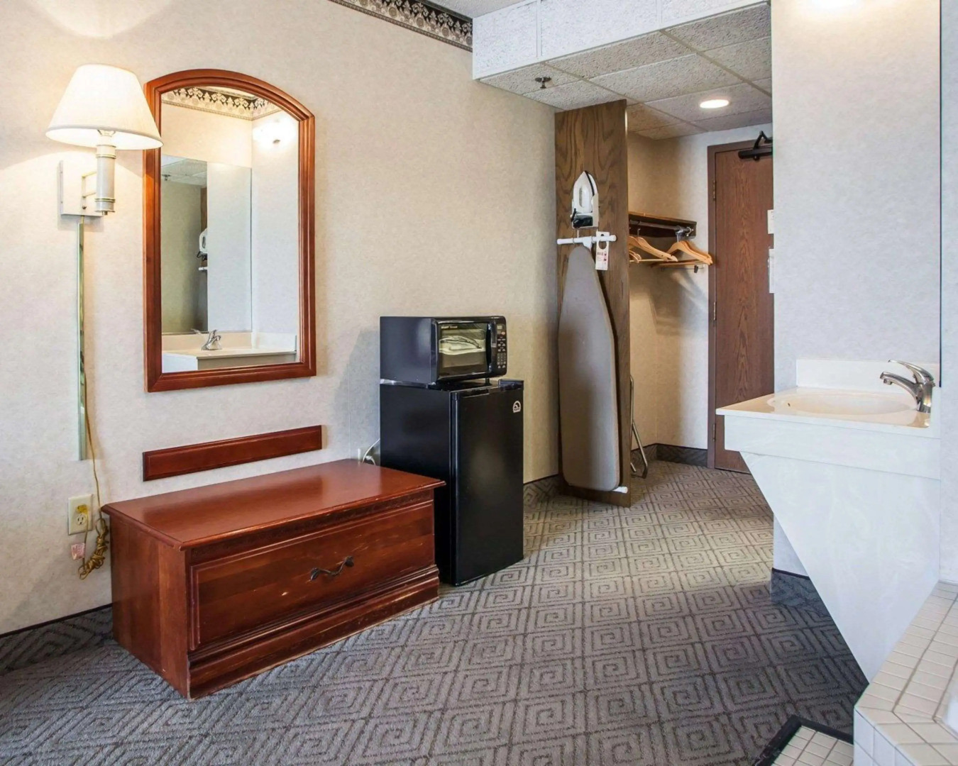 Rodeway Inn & Suites Milwaukee Airport