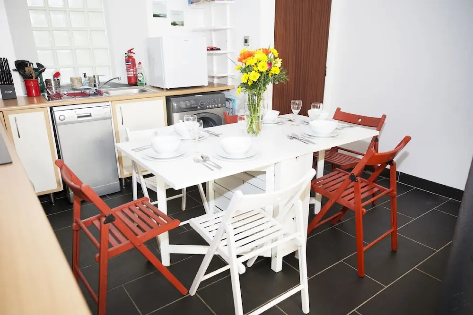 3- Bed - Sleeps 6 - Dogs Welcome & Free Parking