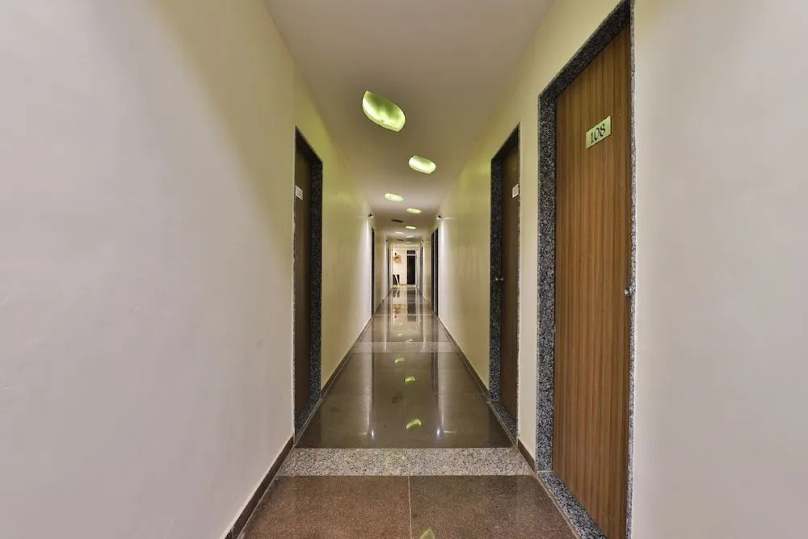 OYO 28444 Hotel Ab Apple