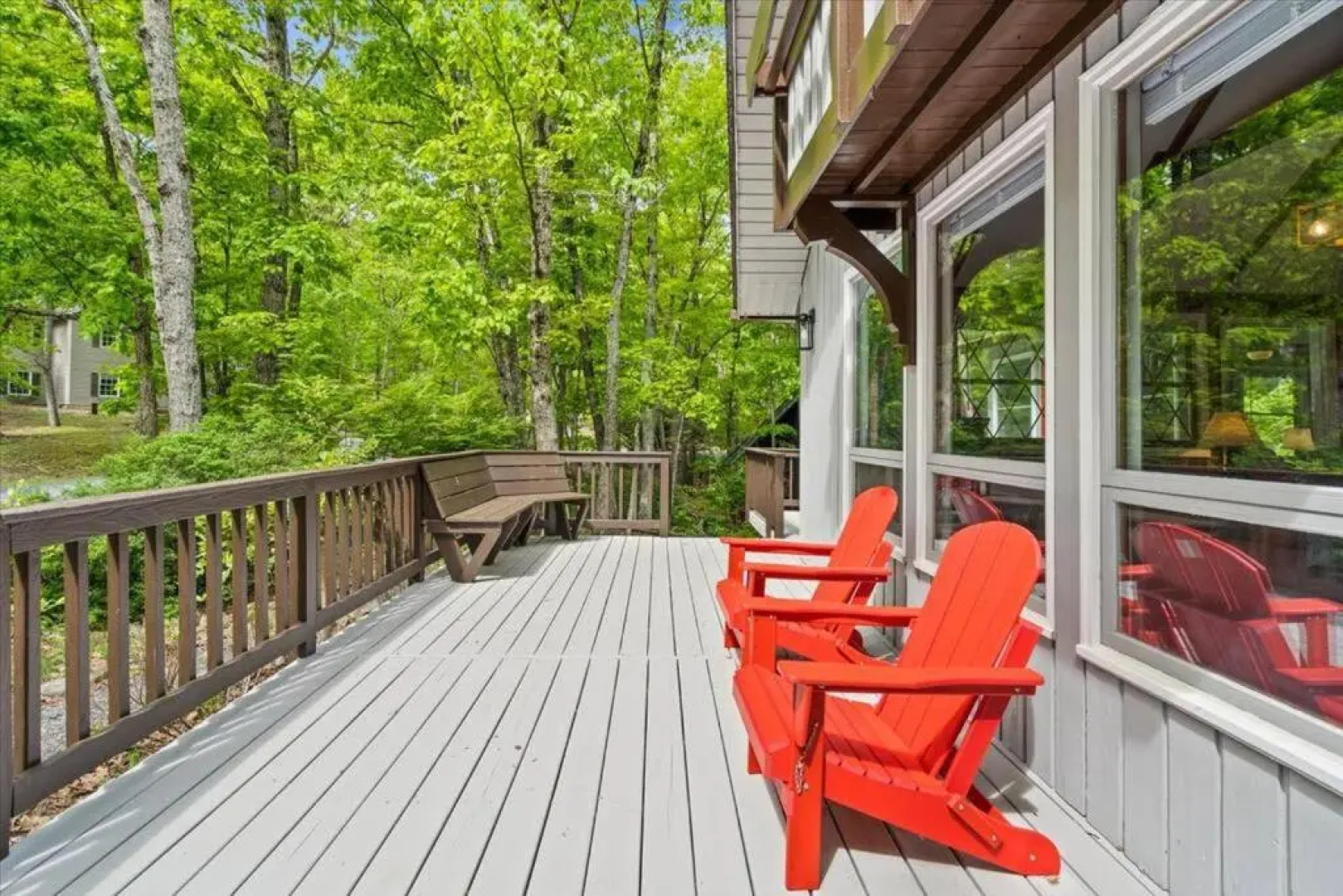 The Gingerbread House: 4 BR chalet, w/ Sunroom/Deck, sleeps 12, modern amenities