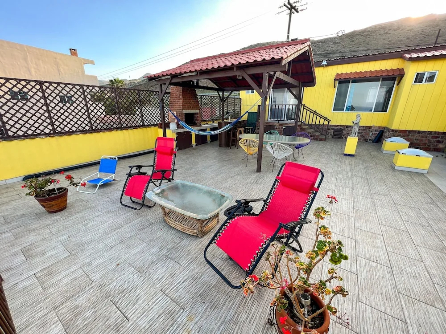 ITH Lazy Lobster Surf Hostel