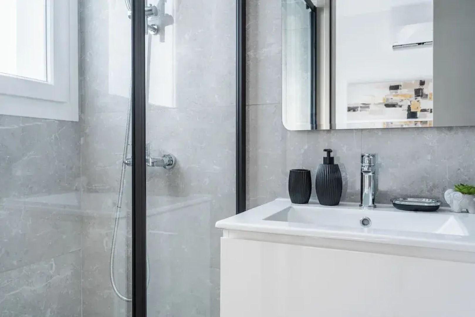 Doria 2-Bedroom Apartment & Balcony in Larnaca