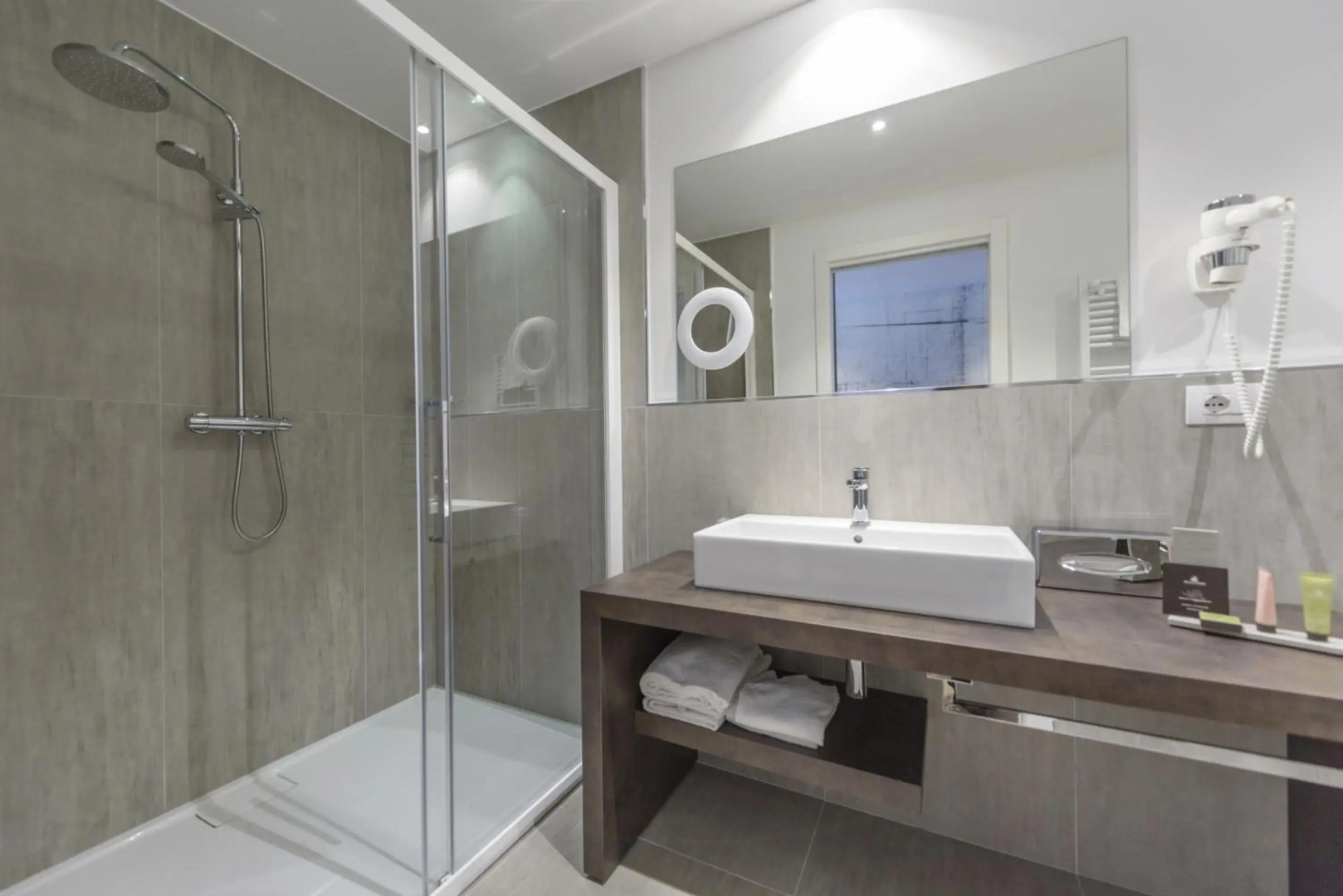 Bella Hotel & Restaurant