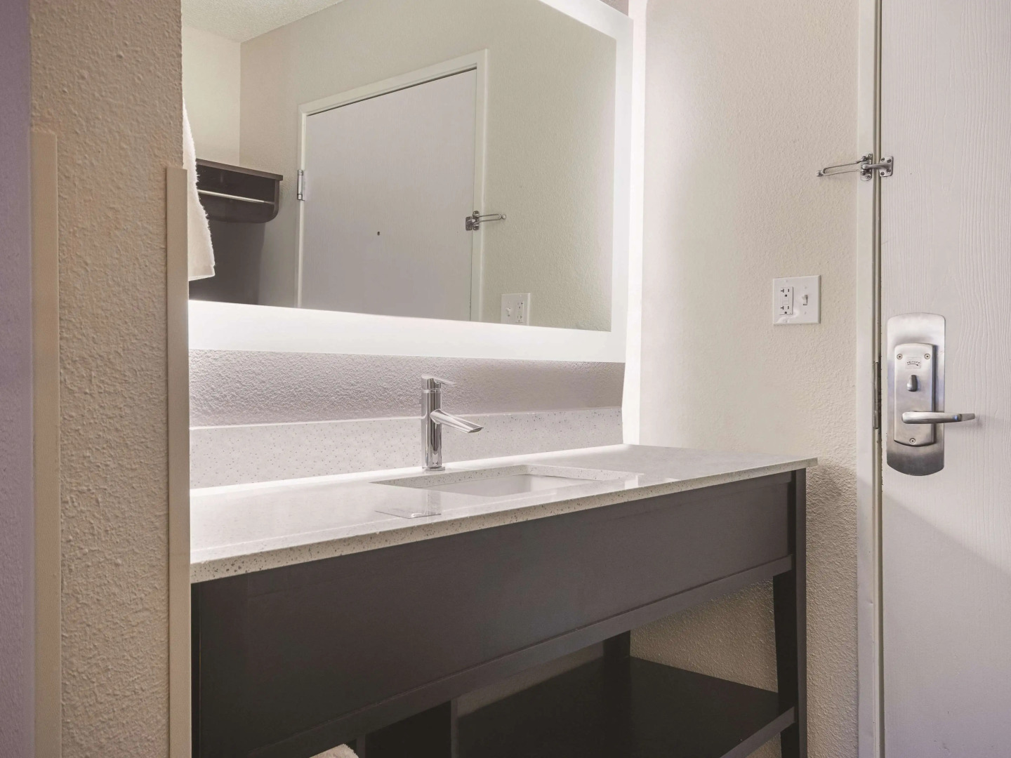 La Quinta Inn & Suites by Wyndham Hartford - Bradley Airport