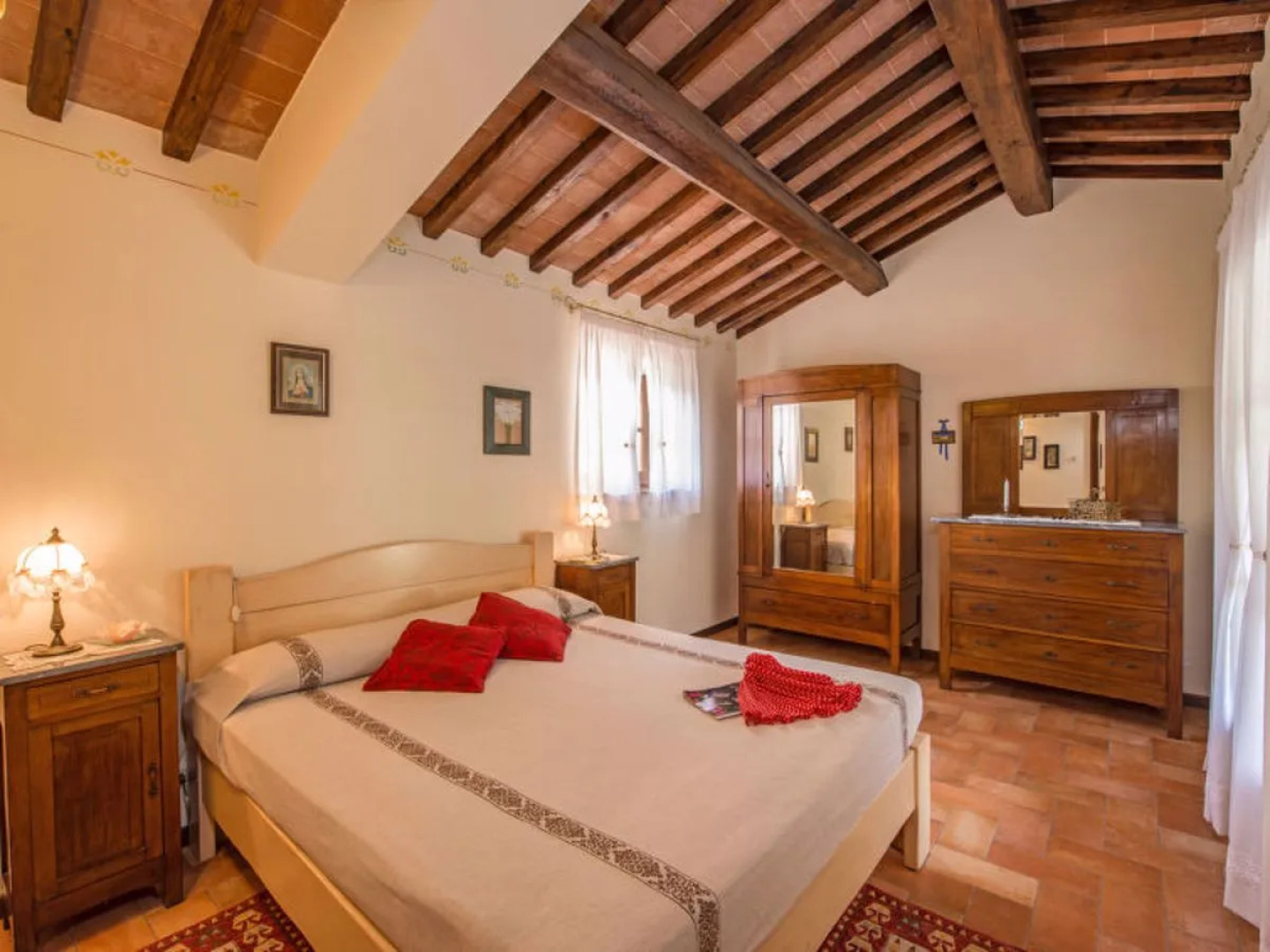 Hillside pretty Home 15695