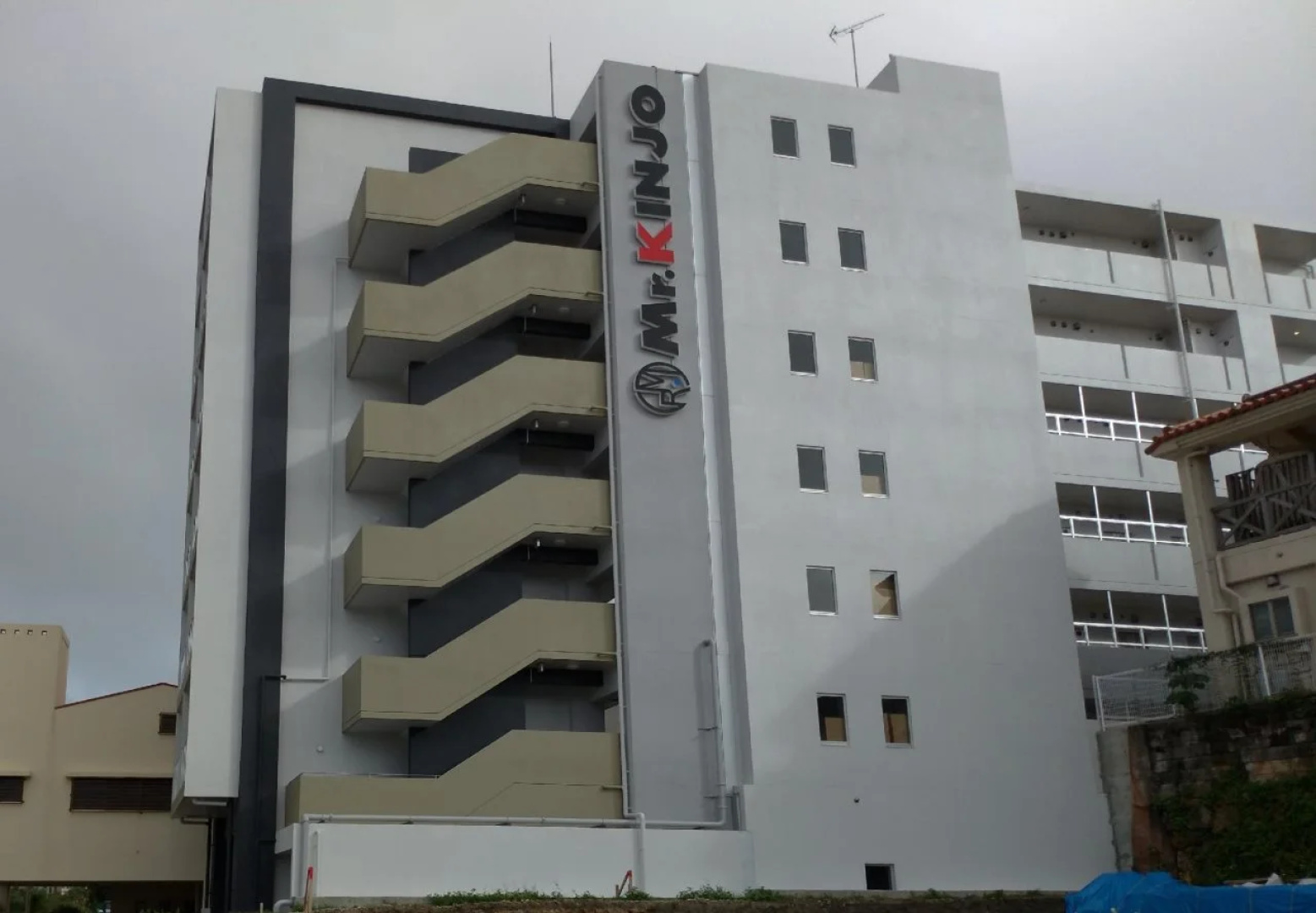 Mr.KINJO inn in front of Children Medical Care Center