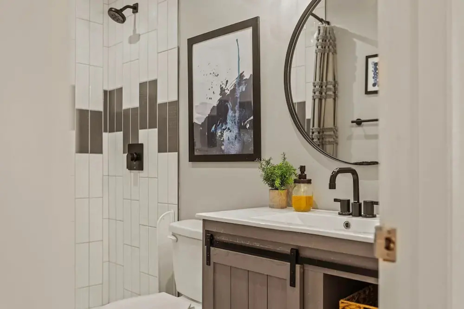 Inn the Poconos by Avantstay Private Lake Access Enclosed Hot Tub