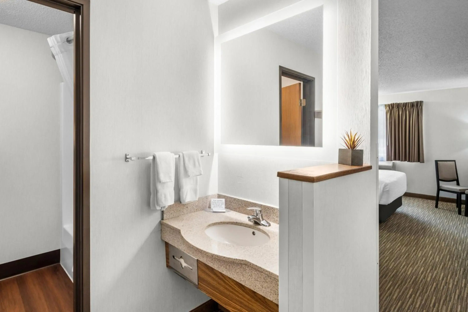 EverSpring Inn & Suites