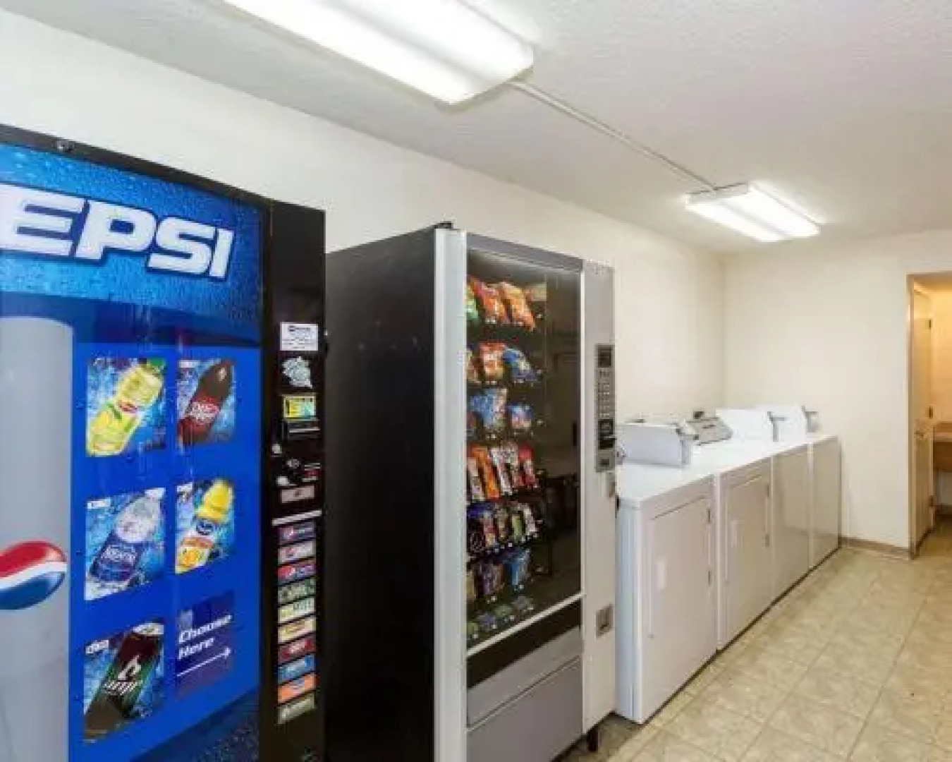 Econo Lodge Inn & Suites