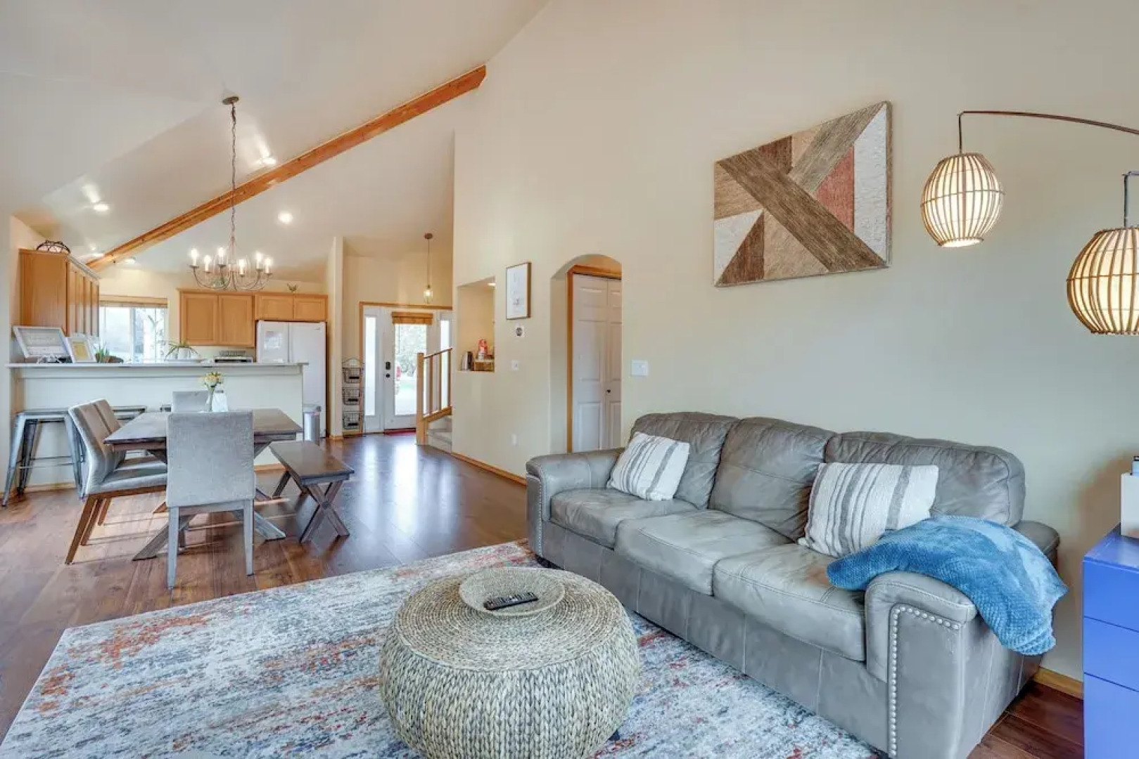 Pet-friendly Townhome w/ Hot Tub in Redmond!