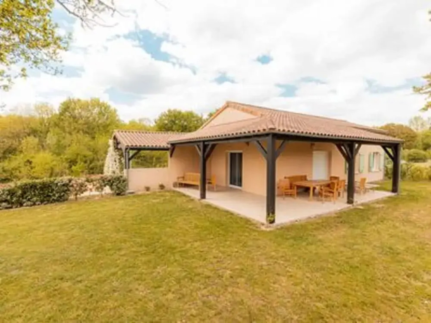 Spacious and Modern Villa With Large Garden and BBQ Area