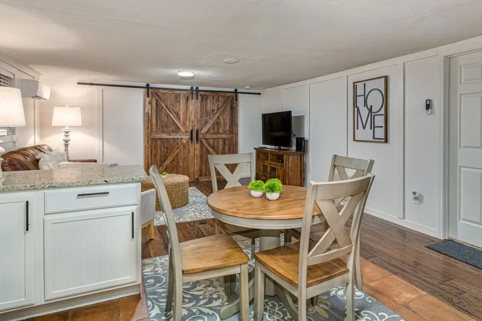 Mountain Modern Getaway Hot Tub and Arcade Games