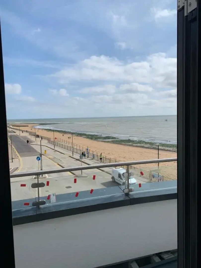 Gorgeous 2 Bed Apartment with Stunning Sea Views with Free Parking and Fast Internet