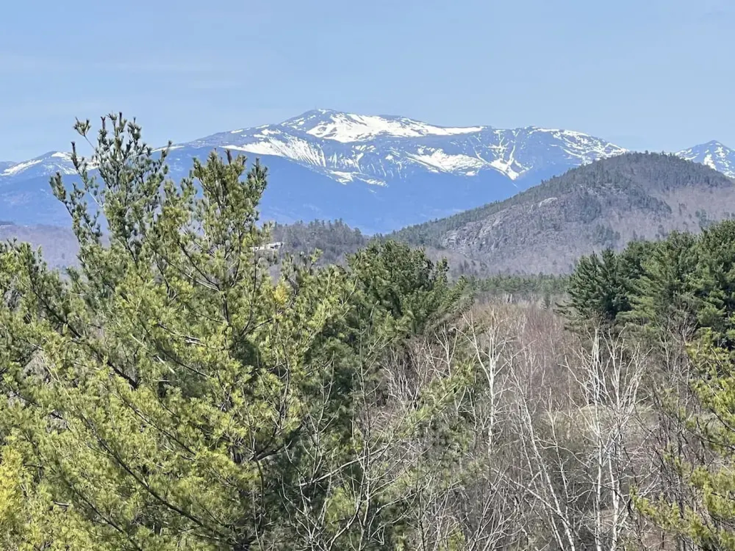 Charming Cottage Amidst Majestic Peaks 3 Bedroom Home