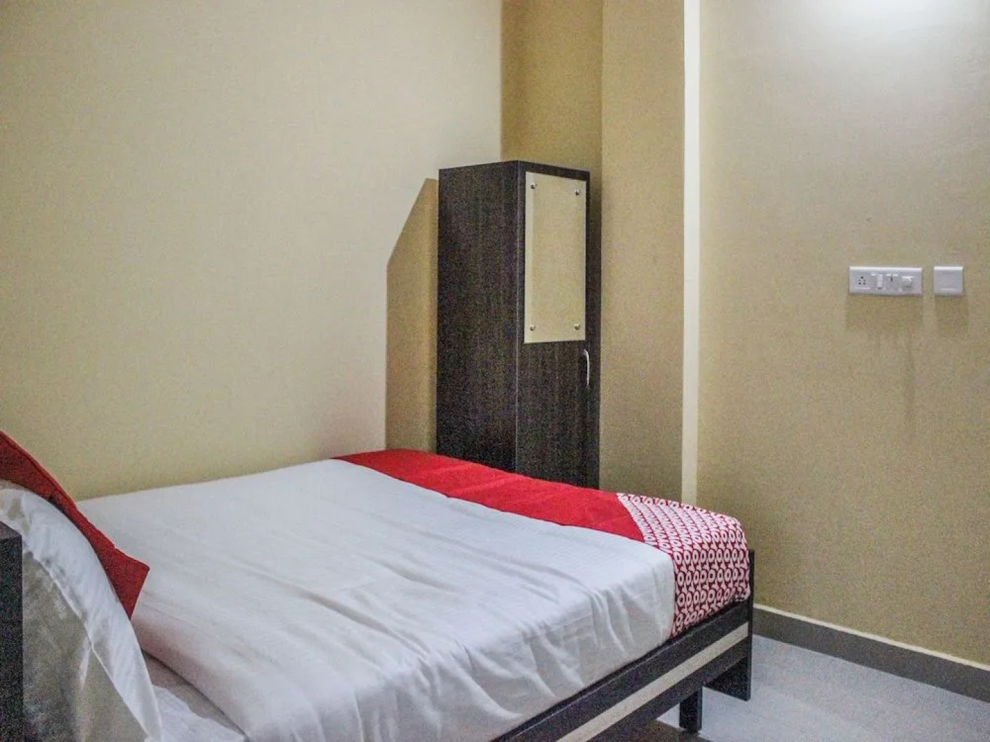 OYO 12840 Sri Guru Residency