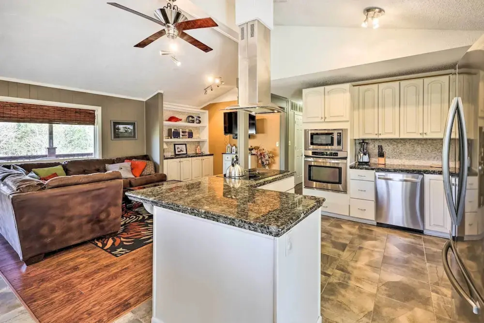 Holiday Island Home: Hot Tub & Wood Stove!