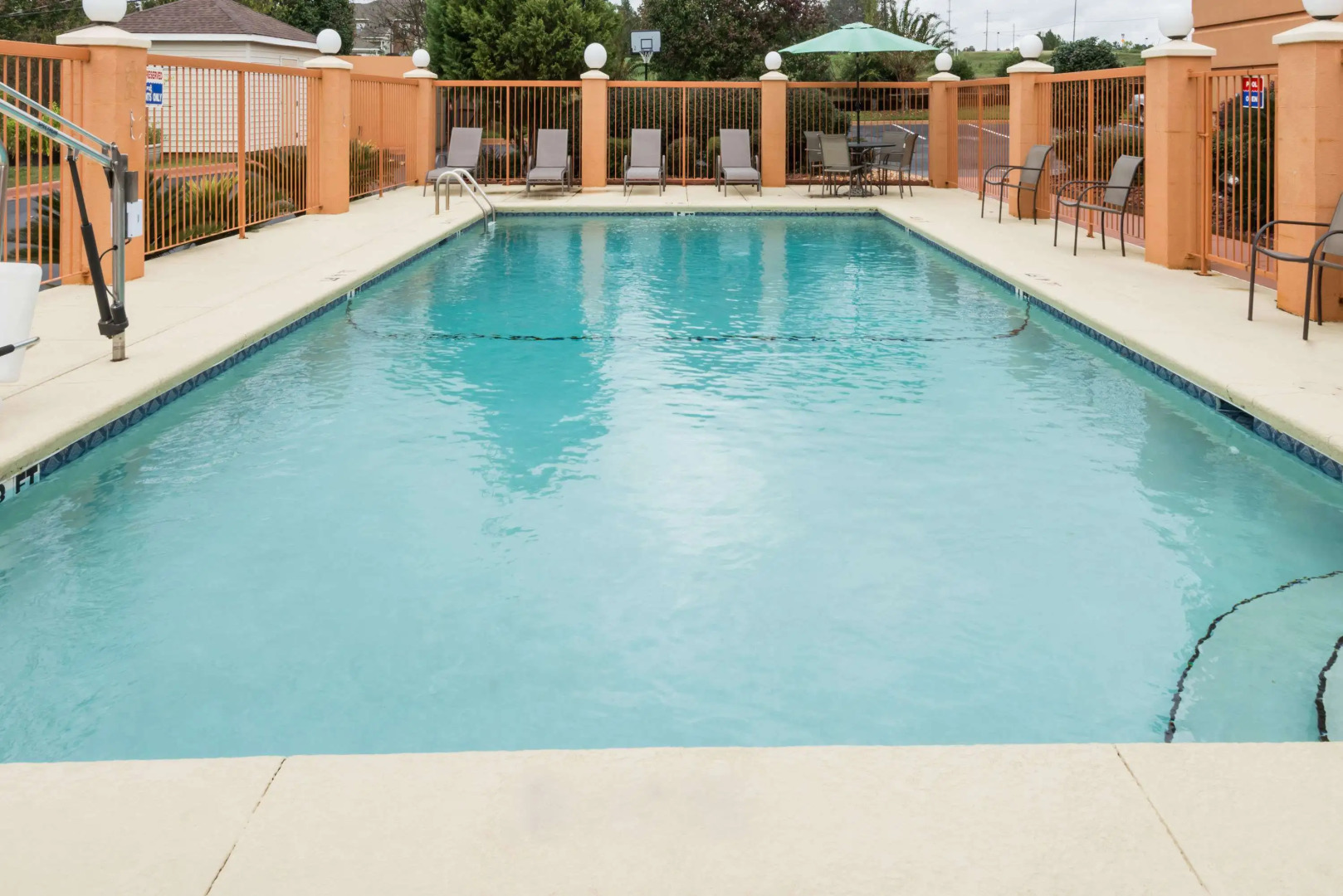 Days Inn & Suites by Wyndham Prattville-Montgomery