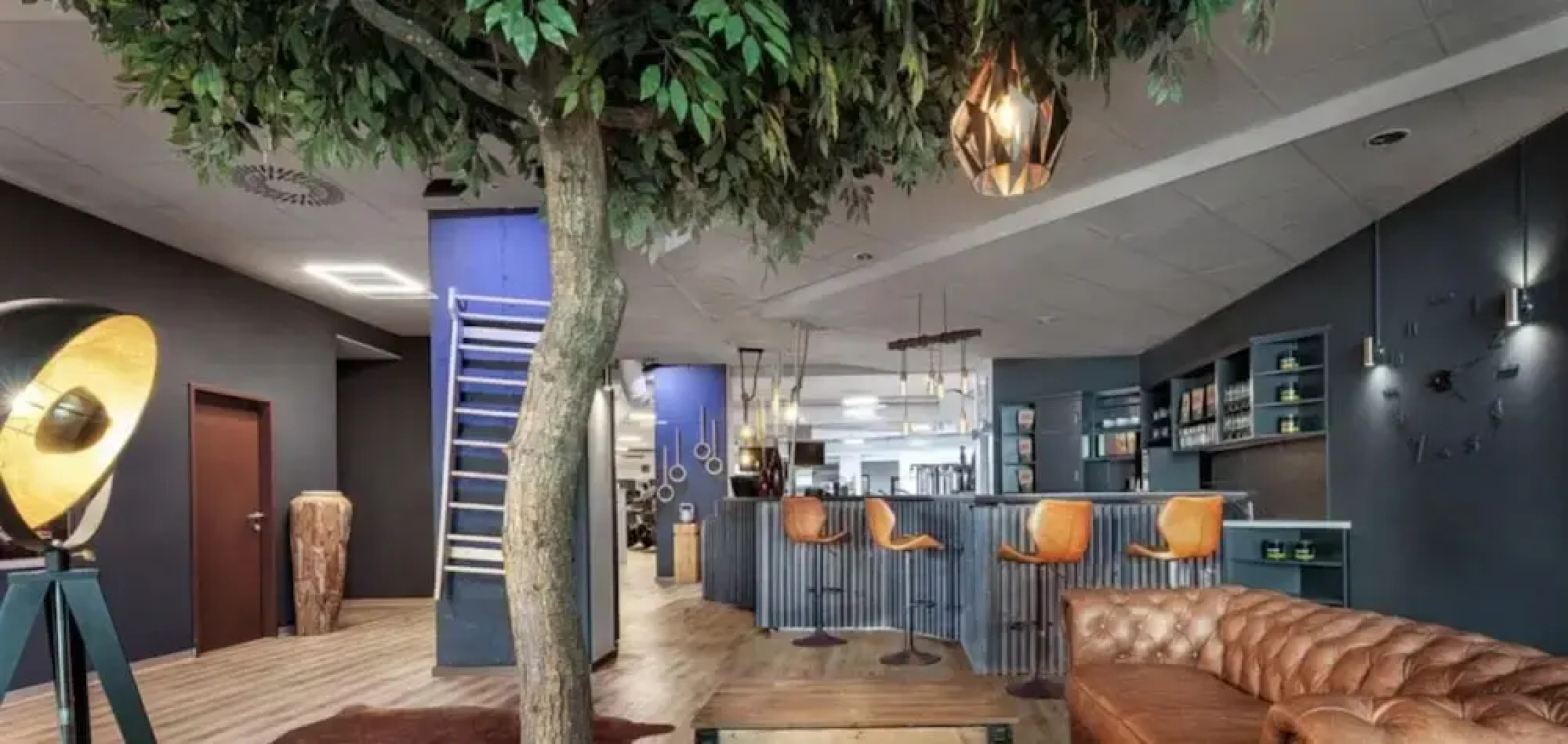 Deluxe Apartment Art Collection With King Bed and Air Conditioning