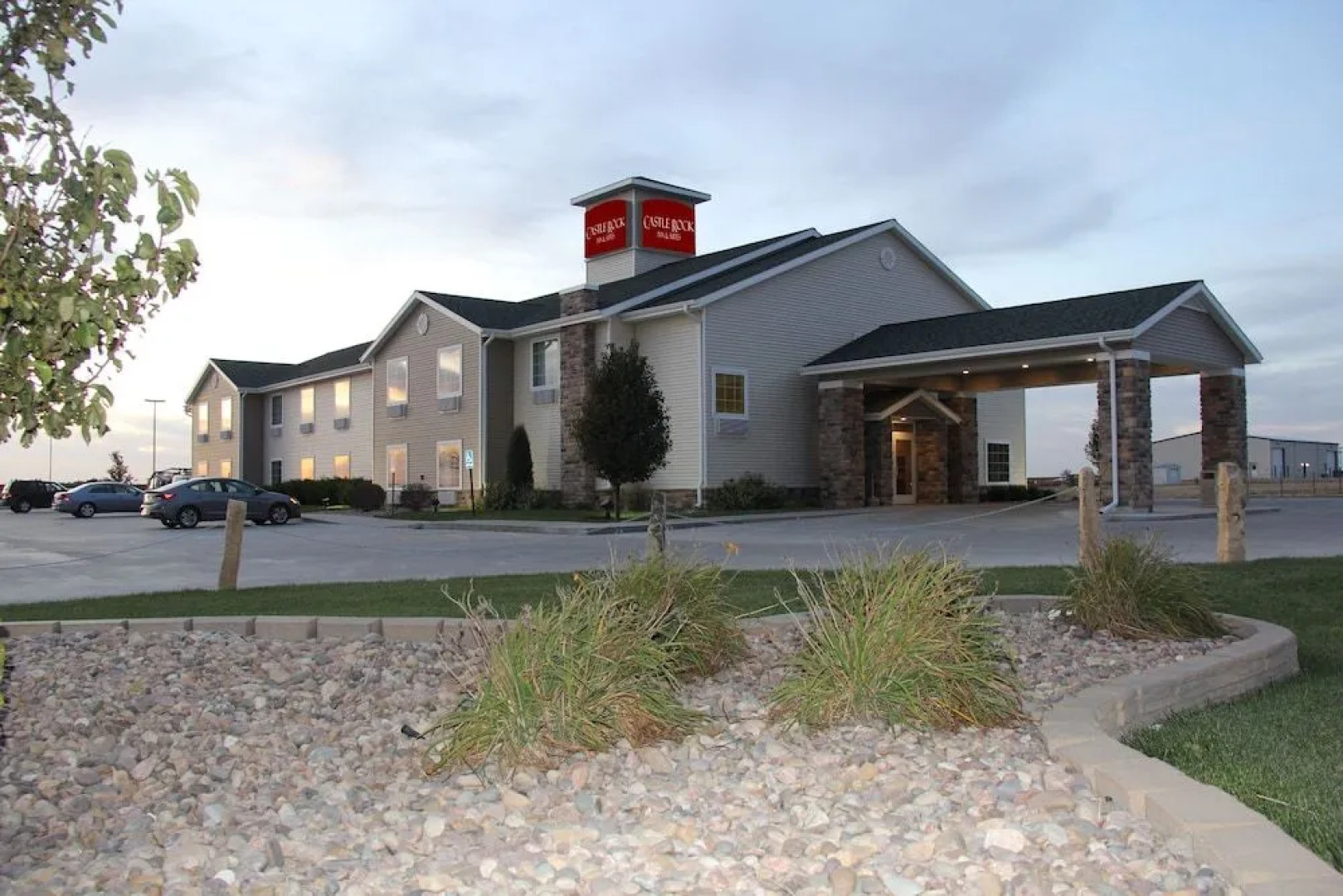 Castle Rock Inn & Suites