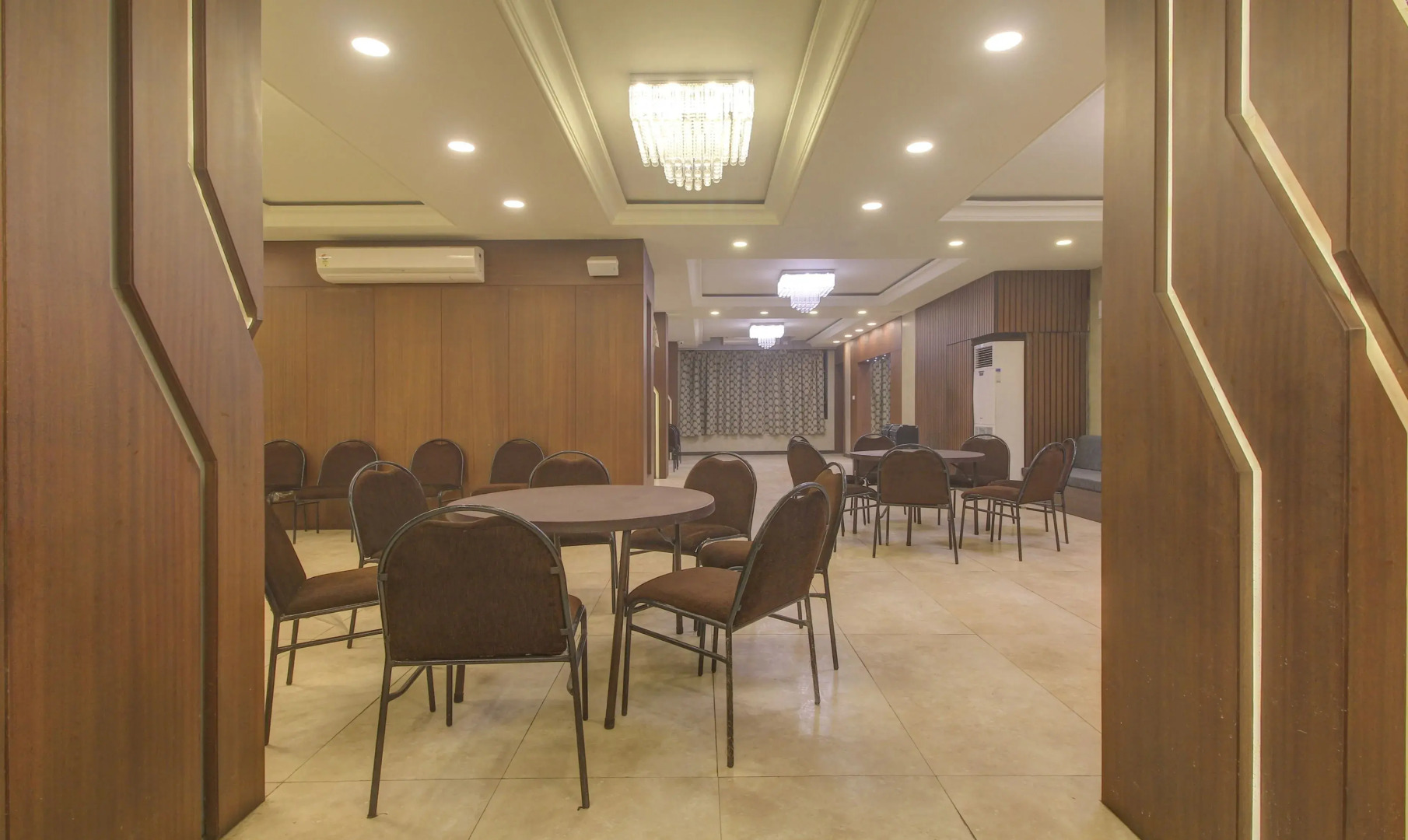 Itsy by Treebo - Golden Fiesta