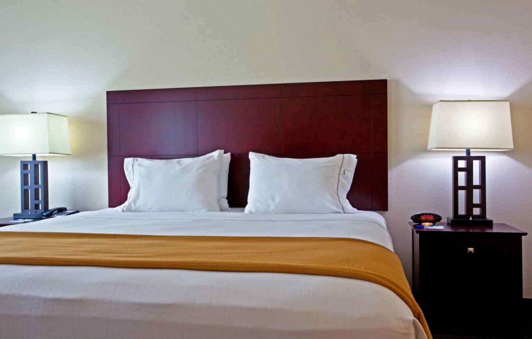 Holiday Inn Express & Suites Chicago West-O'Hare A